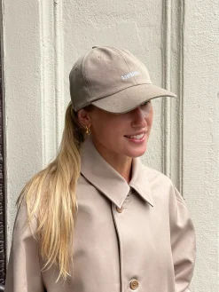 Djerf Avenue Cap Oat Fashion